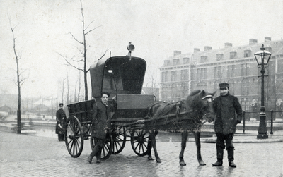 823153 Afbeelding van Gerrit Schmidt (links) en zijn vader Cornelis Schmidt met paard en wagen bij de Dambrug te ...